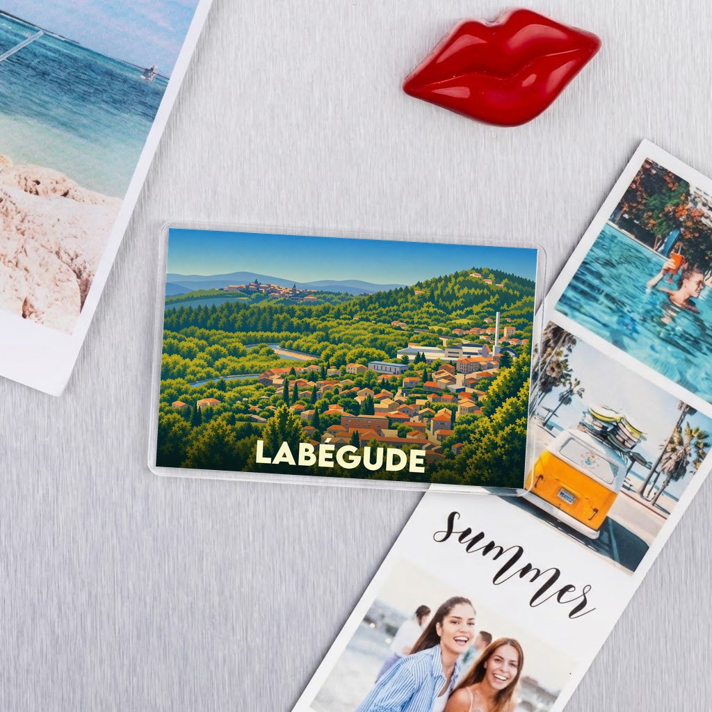 Magnet souvenir de la ville de Labégude avec une illustration stylisée de son paysage vallonné.