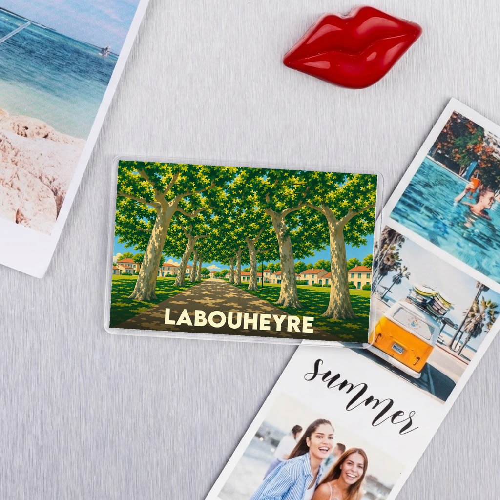 Magnet souvenir de la ville de Labouheyre avec une illustration stylisée d'une allée d'arbres.