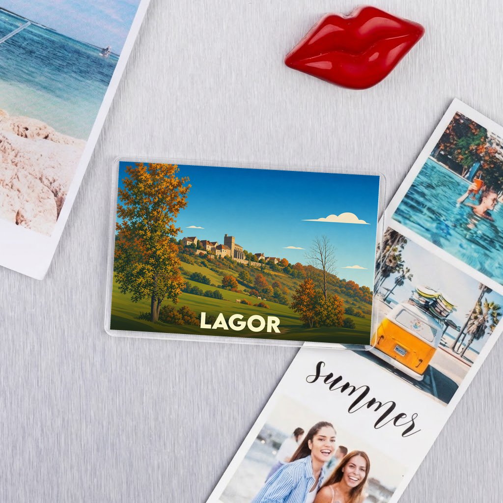 Magnet souvenir de la ville de Lagor avec une illustration stylisée de son paysage vallonné.