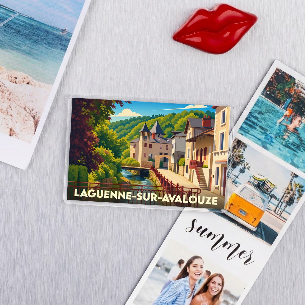 Magnet souvenir de la ville de Laguenne-sur-Avalouze avec une illustration stylisée d'un village en bord de rivière.
