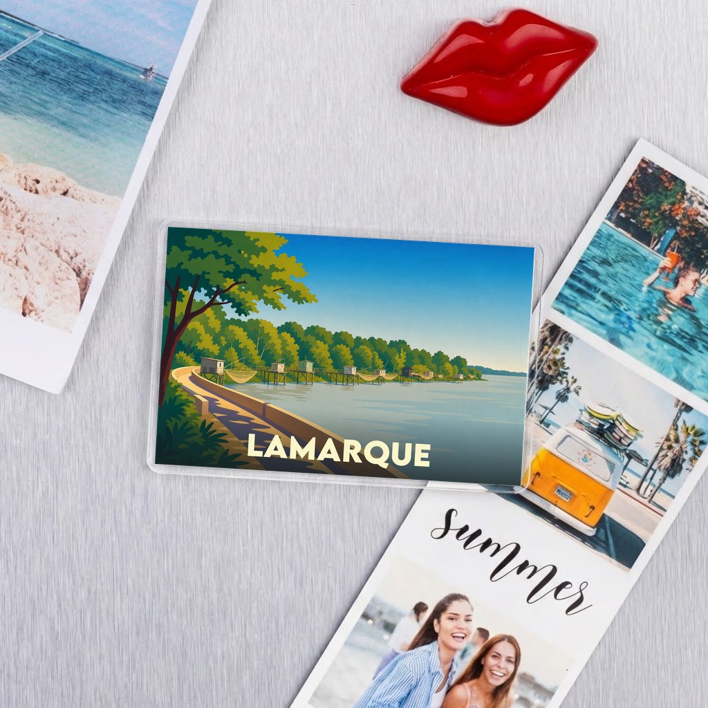 Magnet souvenir de la ville de Lamarque avec une illustration stylisée de son front de mer.