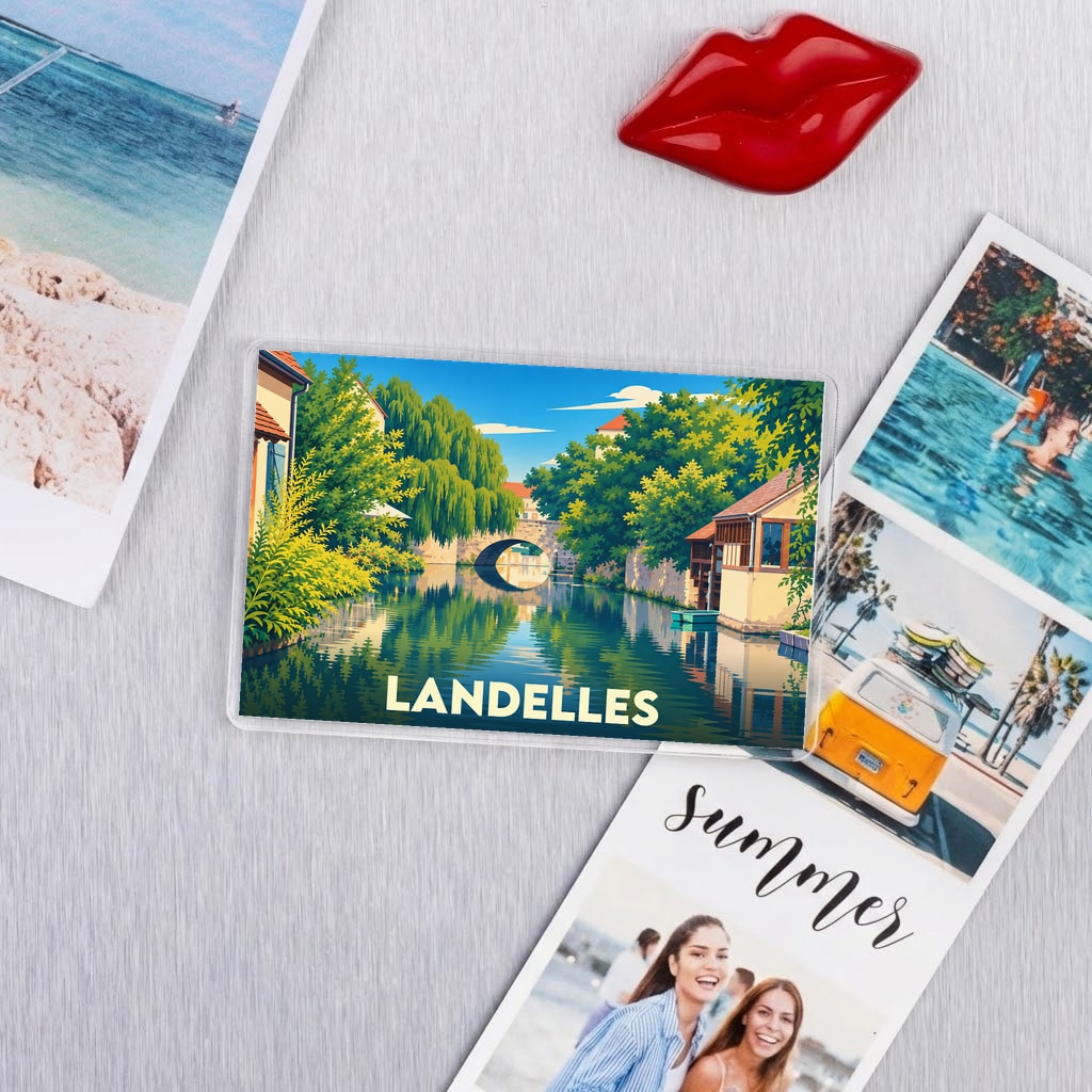 Magnet souvenir de la ville de Landelles avec une illustration stylisée d'un canal et d'un pont.