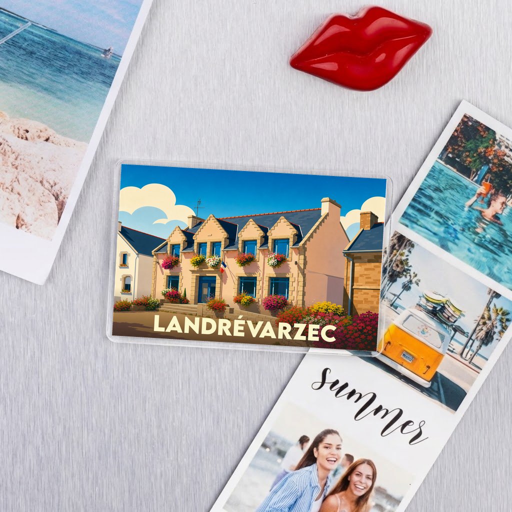 Magnet souvenir de la ville de Landrévarzec avec une illustration stylisée d'un bâtiment fleuri.