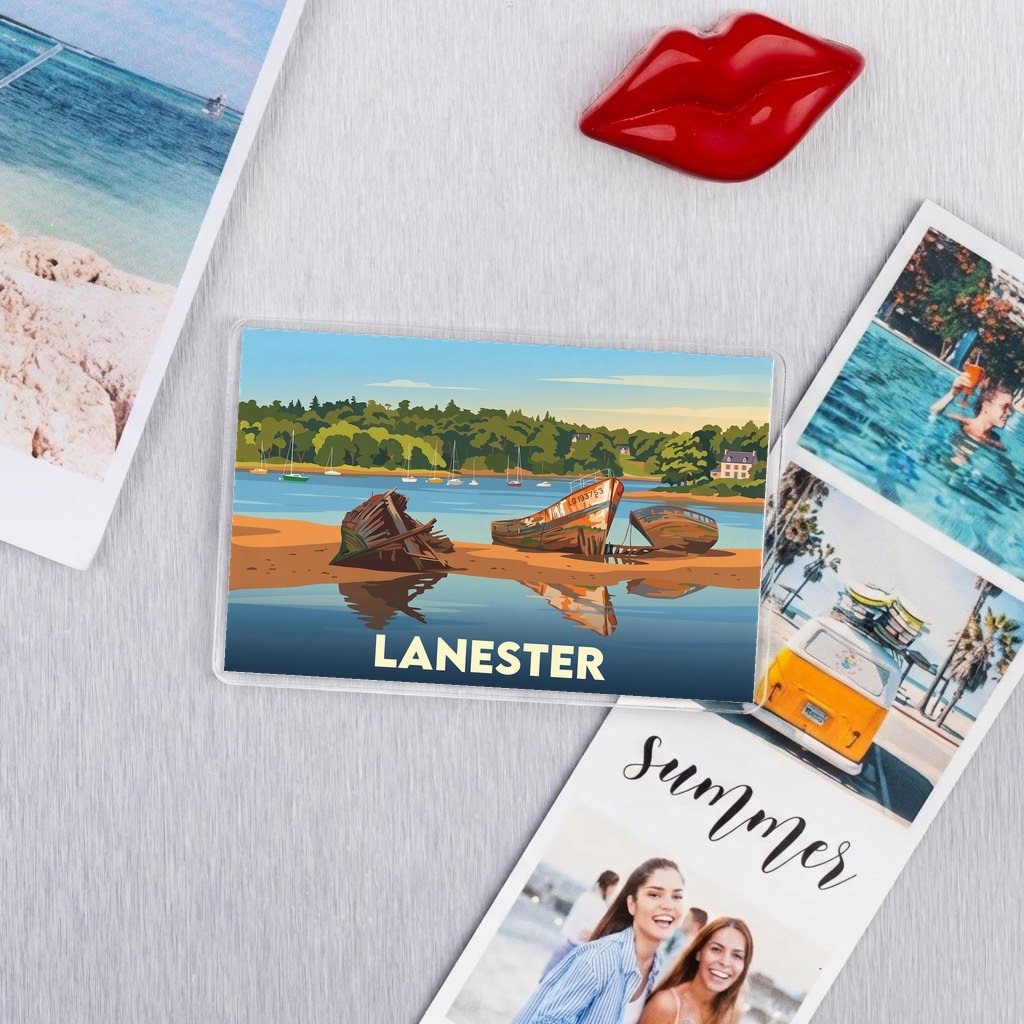 Magnet souvenir de la ville de Lanester avec une illustration stylisée de bateaux échoués.