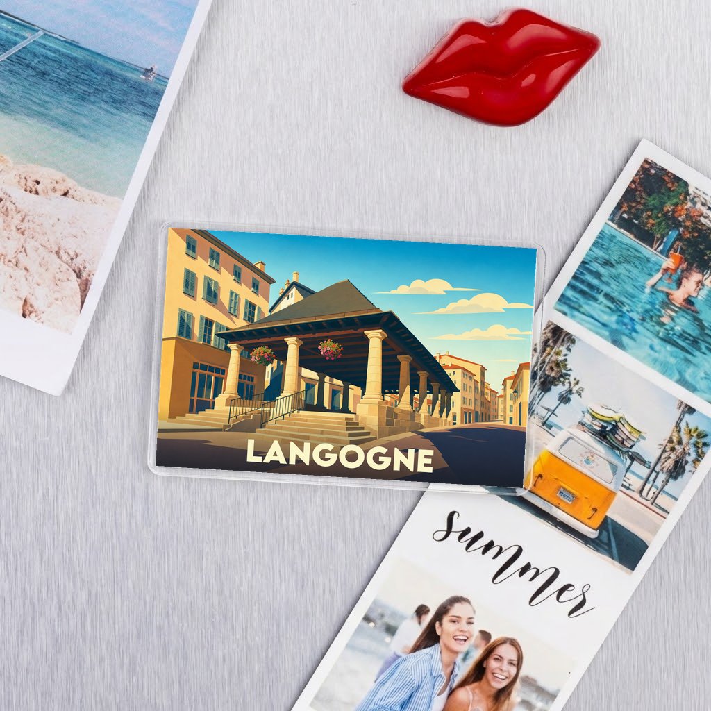 Magnet souvenir de la ville de Langogne avec une illustration stylisée de sa halle couverte.