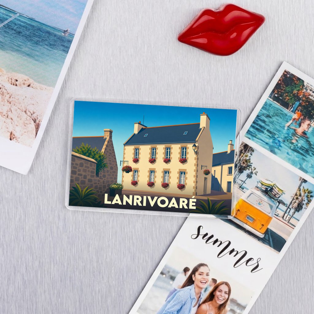Magnet souvenir de la ville de Lanrivoaré avec une illustration stylisée d'une maison traditionnelle bretonne.