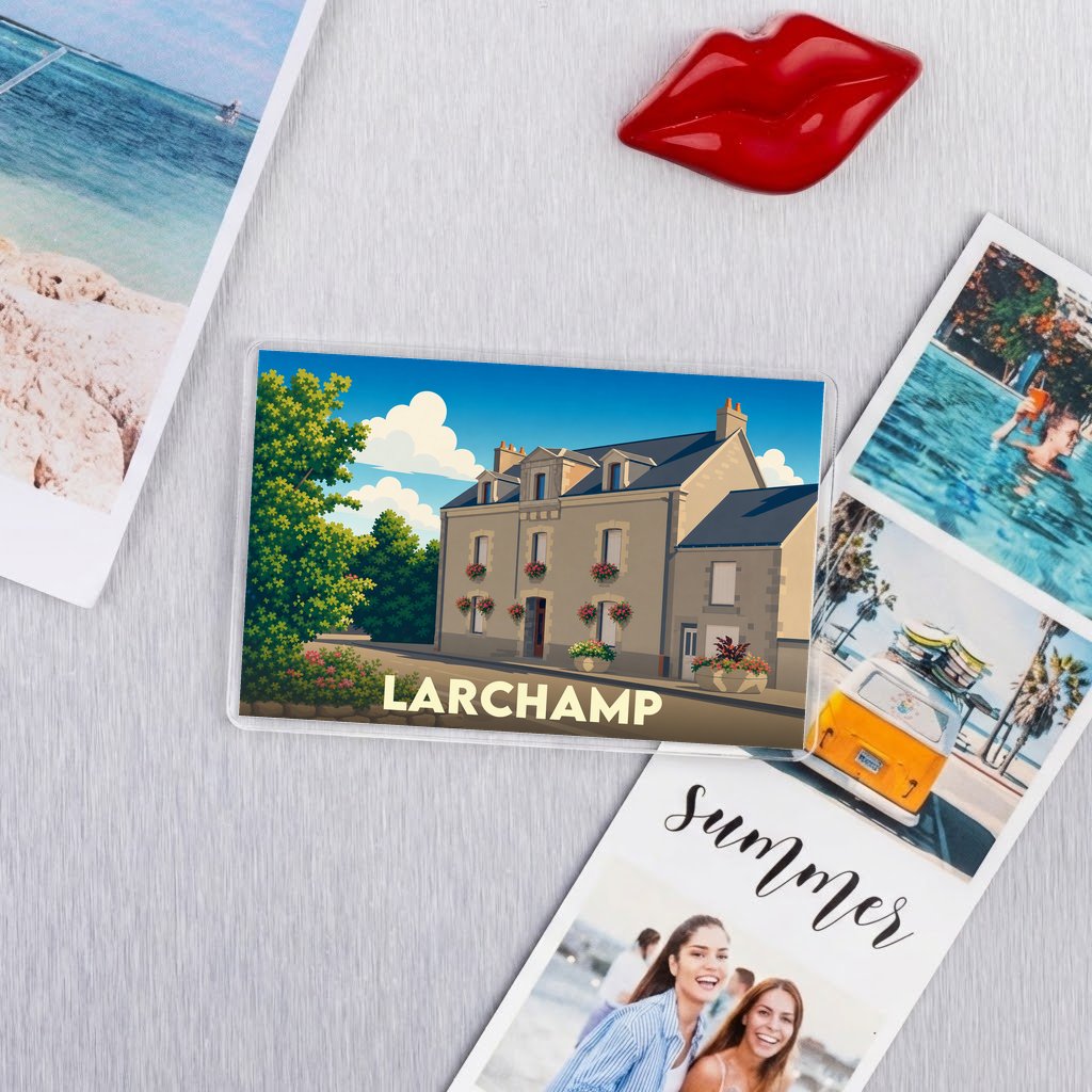 Magnet souvenir de la ville de Larchamp avec une illustration stylisée d'un bâtiment typique.