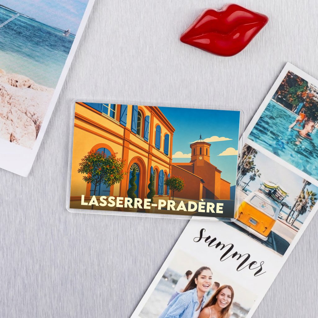 Magnet souvenir de la ville de Lasserre-Pradère avec une illustration stylisée et colorée.