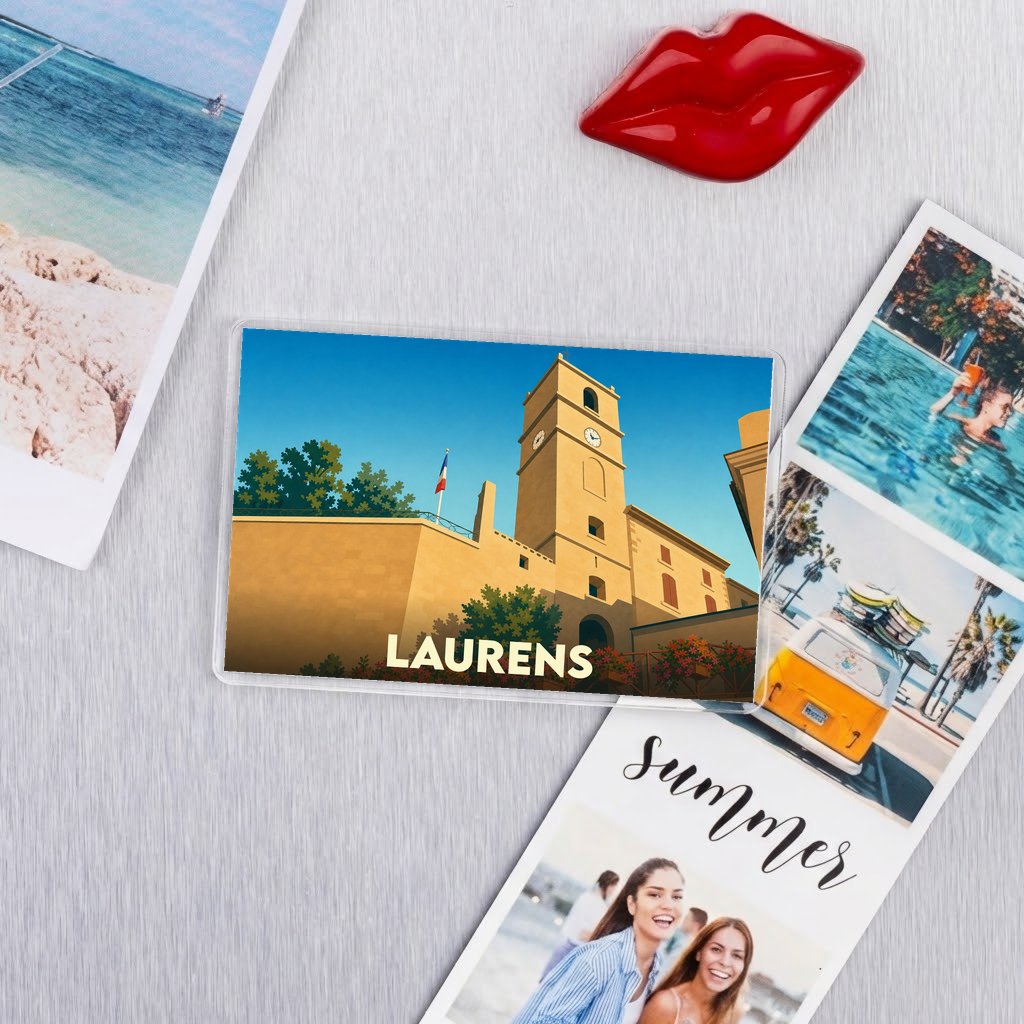 Magnet souvenir de la ville de Laurens avec une illustration stylisée de son clocher.