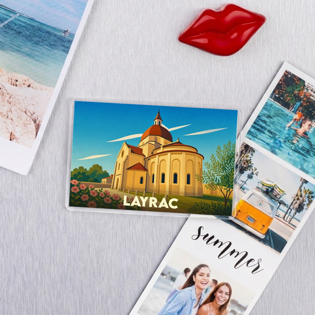 Magnet souvenir de la ville de Layrac avec une illustration stylisée de son église romane.
