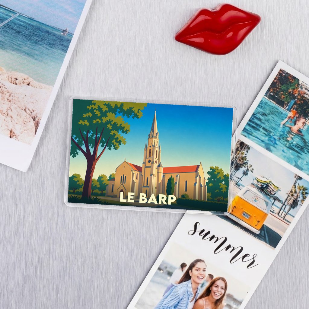 Magnet souvenir de la ville de Le Barp avec une illustration stylisée de son église.