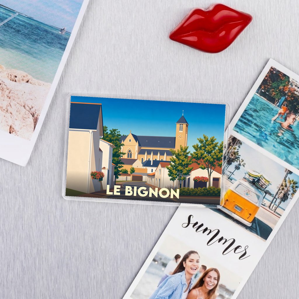 Magnet souvenir de la ville de Le Bignon avec une illustration stylisée de son église.