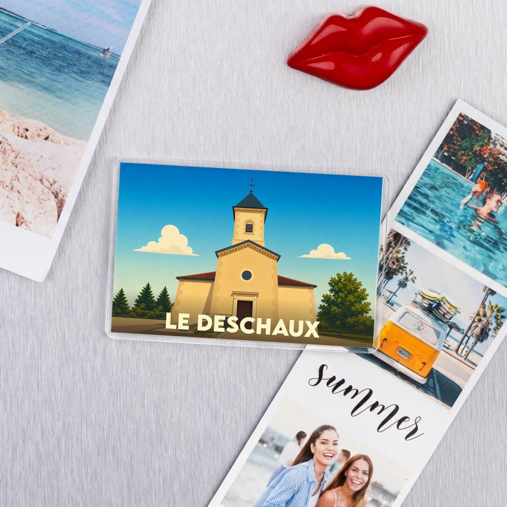 Magnet souvenir de la commune de Le Deschaux avec une illustration stylisée de son église.