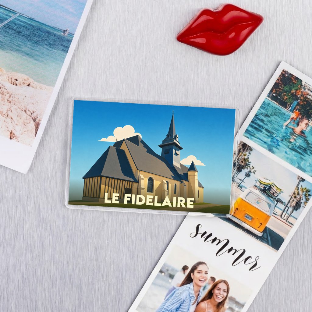 Magnet souvenir de la ville de Le Fidelaire avec une illustration stylisée de son église.
