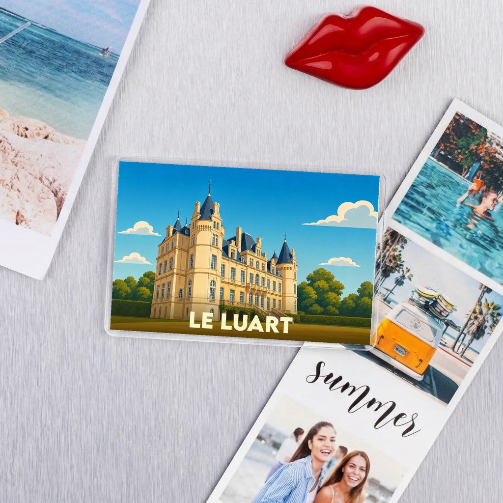 Magnet souvenir de la ville du Luart avec une illustration stylisée de son château.
