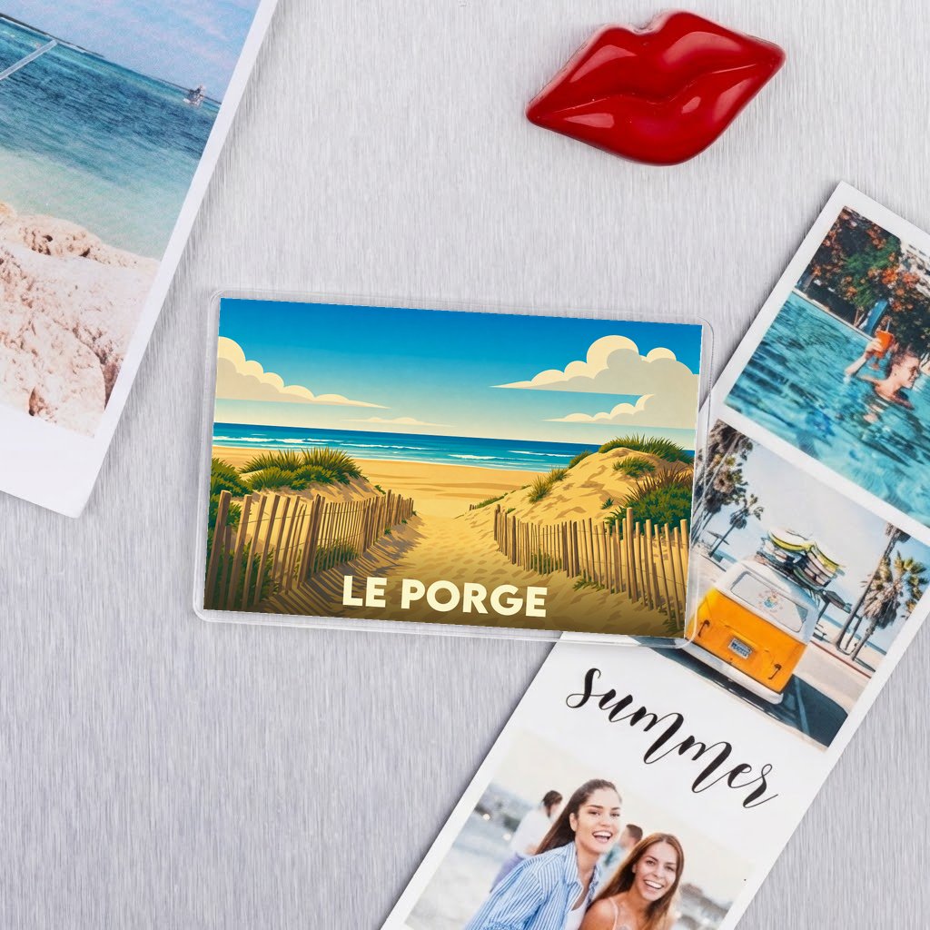 Magnet souvenir de la ville de Le Porge illustrant une plage sauvage derrière une dune de sable.