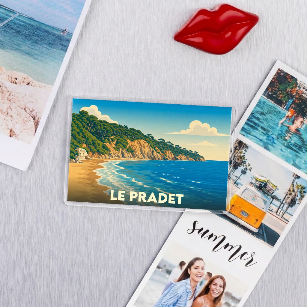Magnet souvenir de la ville du Pradet avec une illustration stylisée d'une plage bordée de falaises et de pins.