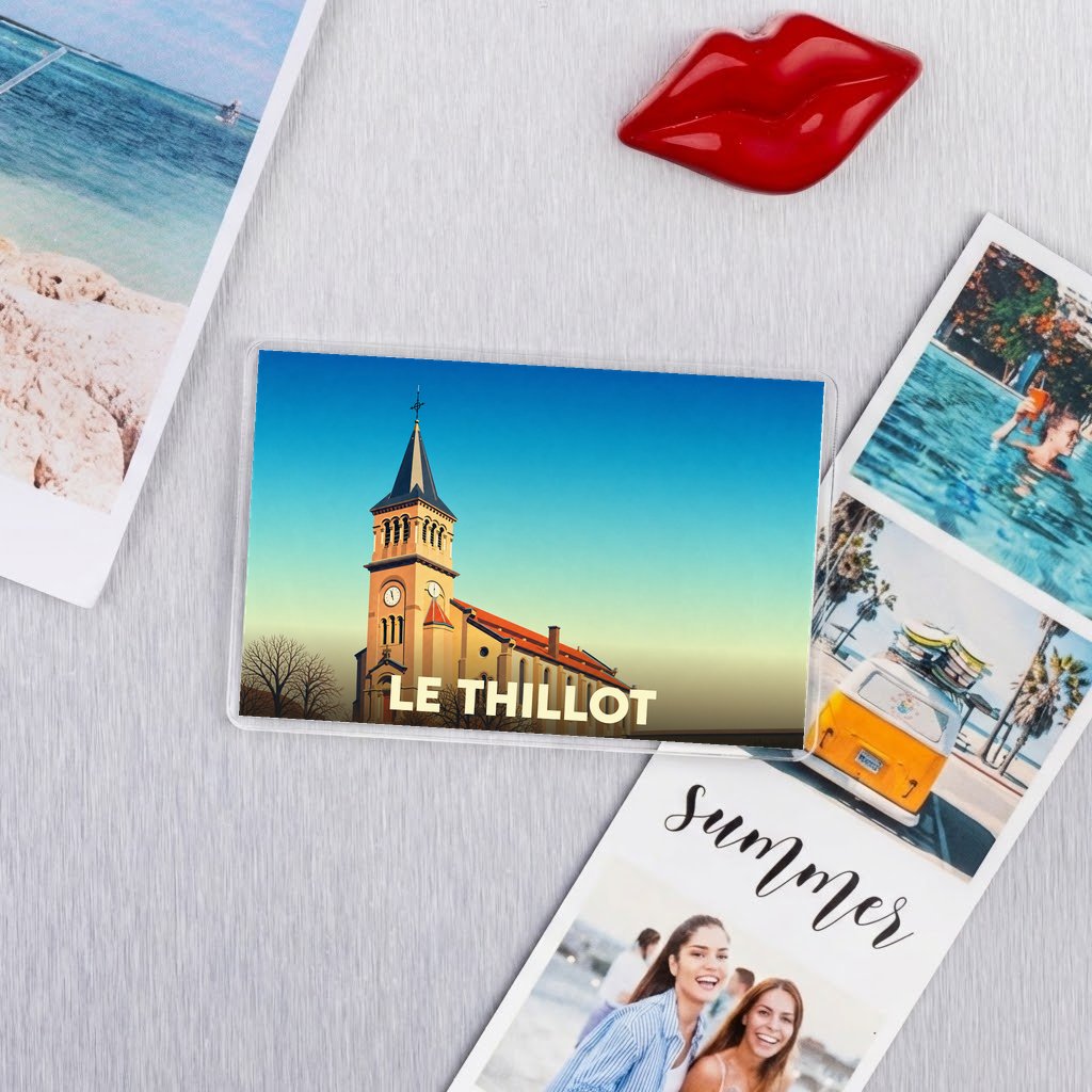 Magnet souvenir de la ville de Le Thillot avec une illustration stylisée de son église.