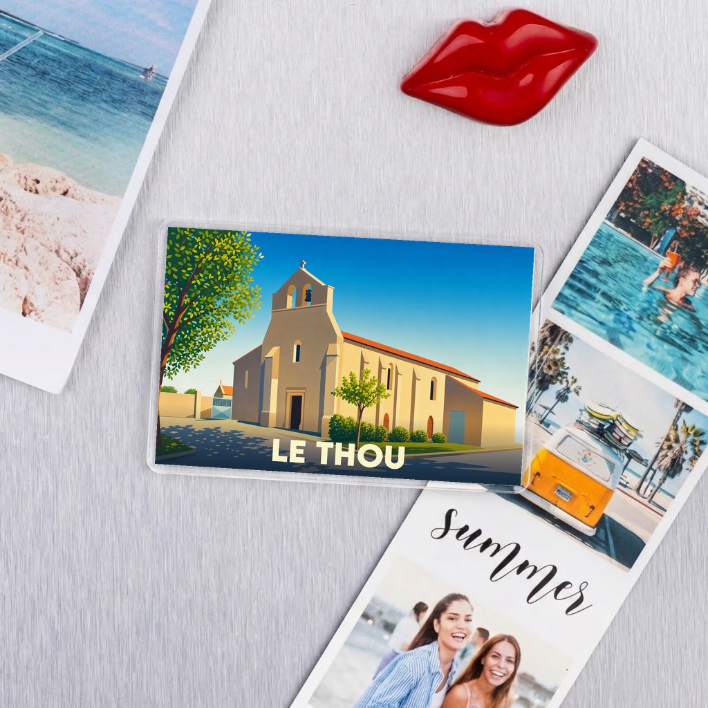 Magnet souvenir de la ville de Le Thou avec une illustration stylisée d'une église.