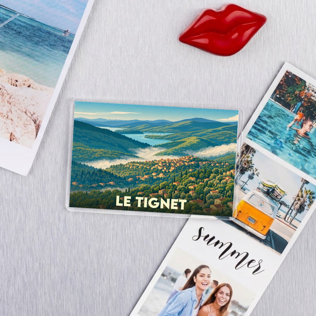Magnet souvenir de la ville du Tignet avec une illustration stylisée de son paysage vallonné.
