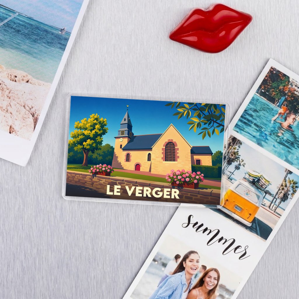 Magnet souvenir de la ville du Verger avec une illustration stylisée de son église.
