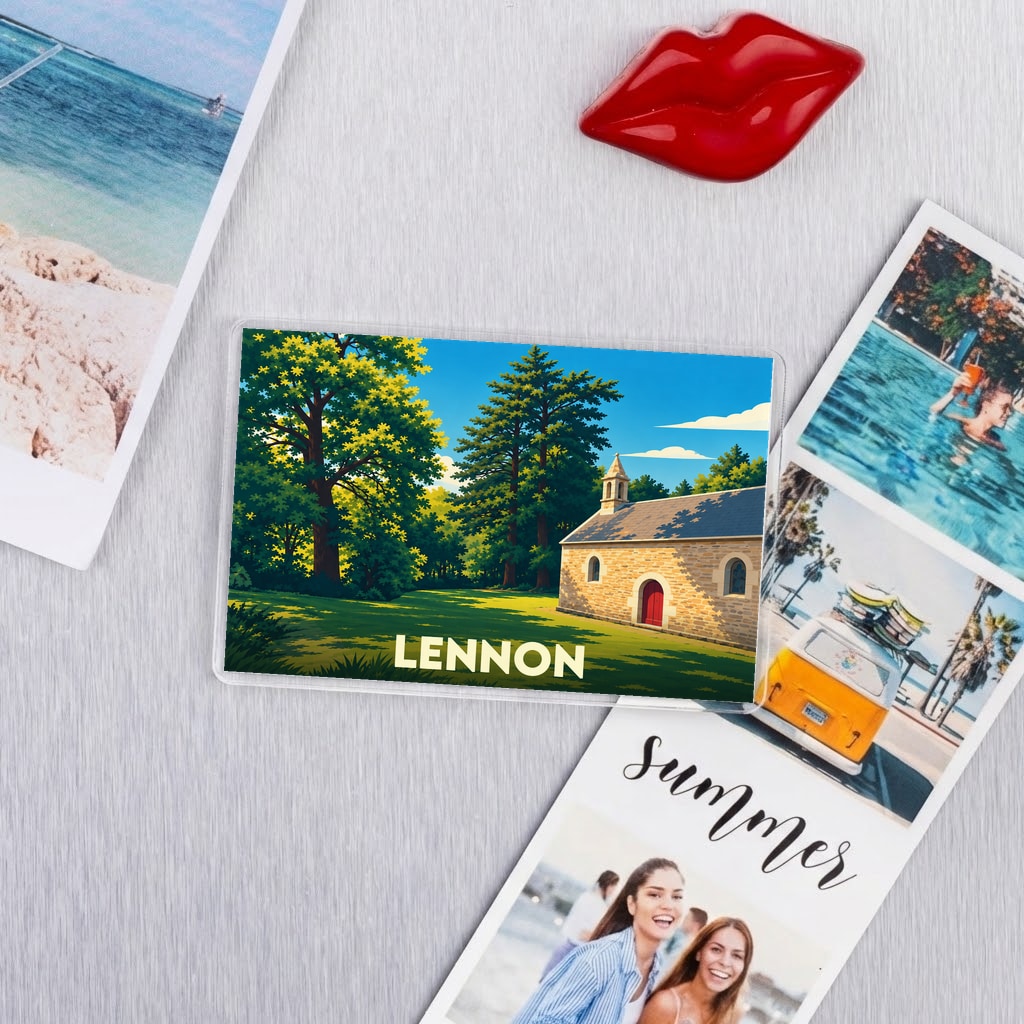 Magnet souvenir de la ville de Lennon avec une illustration stylisée d'un paysage champêtre.