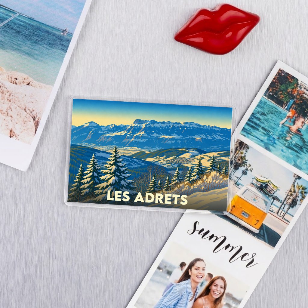 Magnet souvenir de la ville de Les Adrets avec une illustration de paysages montagneux enneigés.