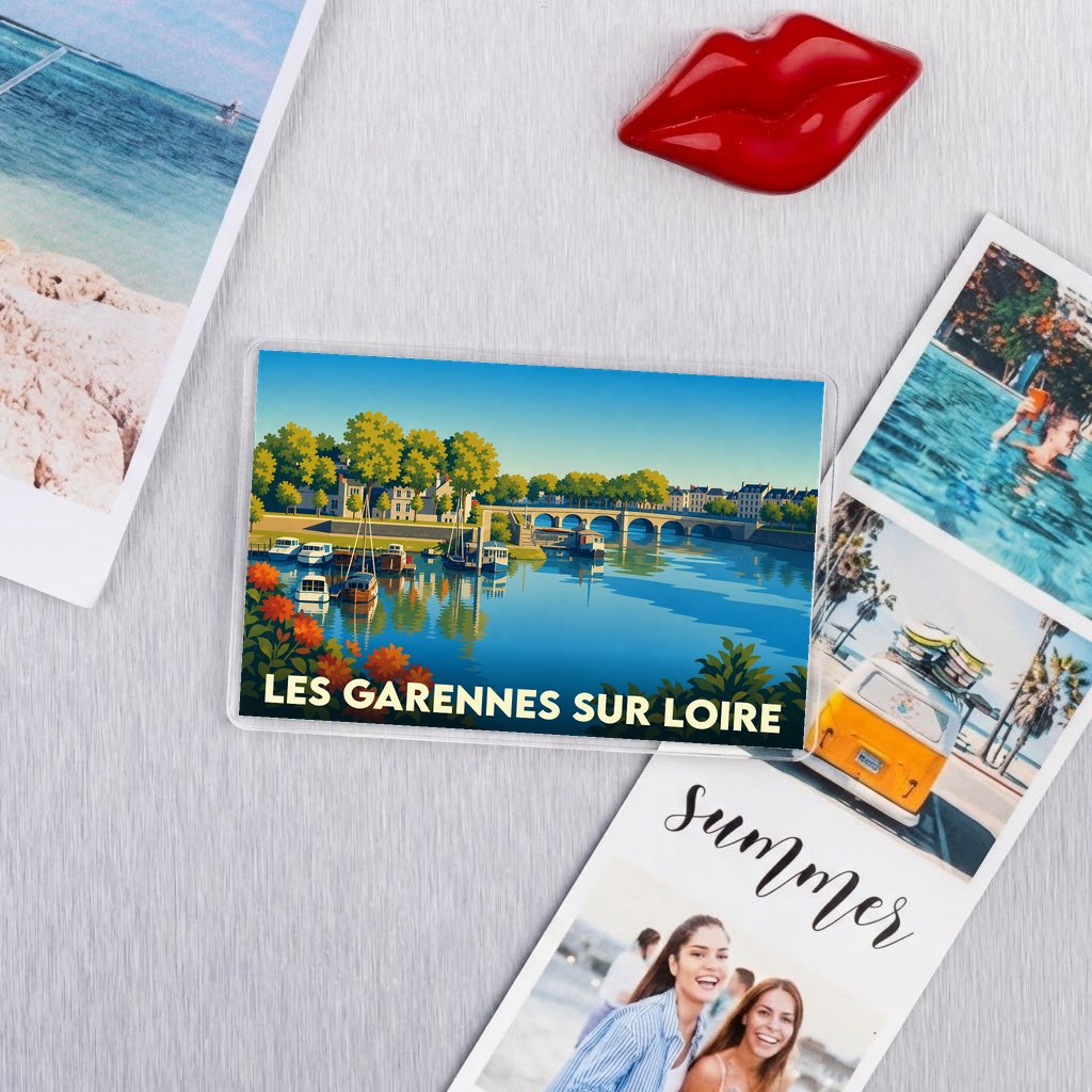Magnet souvenir de la ville de Les Garennes sur Loire avec une illustration stylisée des bords de Loire.