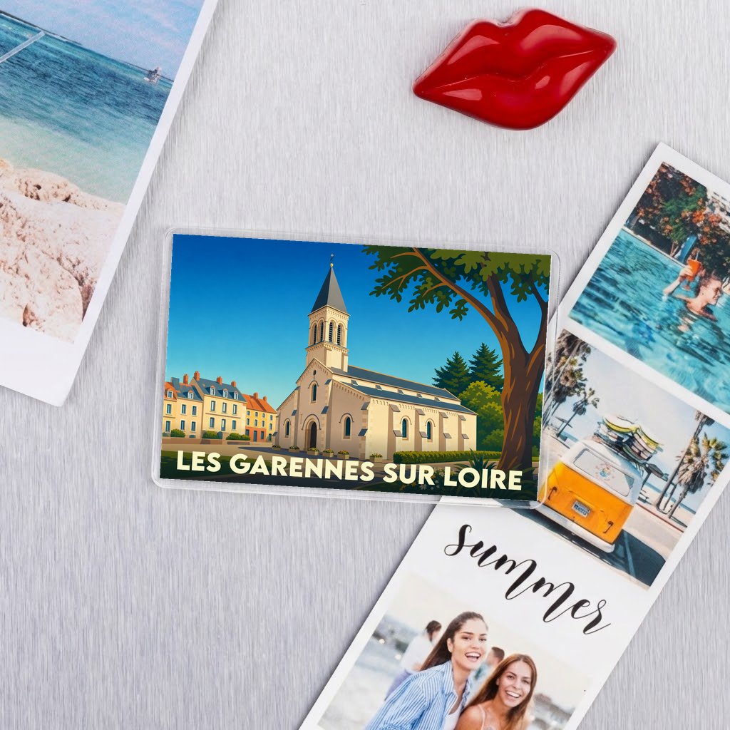 Magnet souvenir de la ville de Les Garennes sur Loire avec une illustration stylisée de son église.