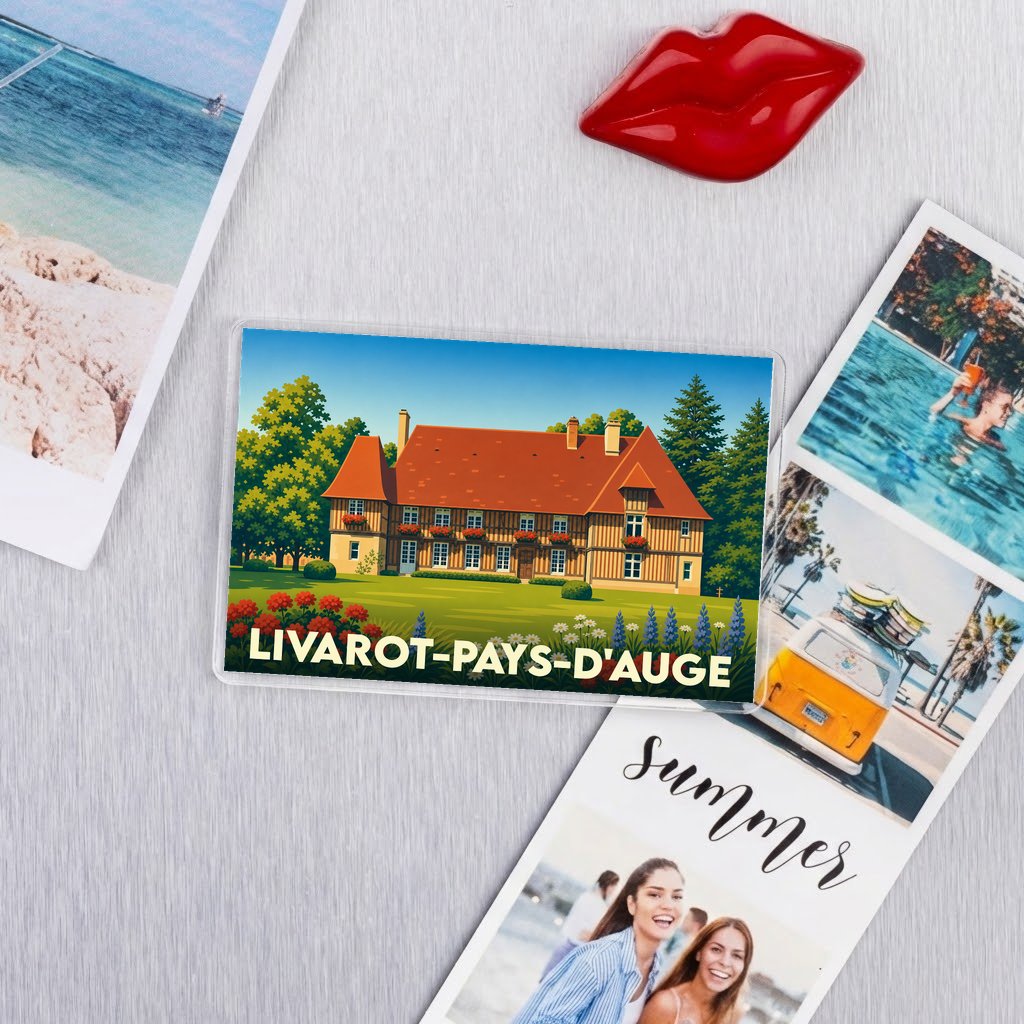 Magnet rectangulaire de la ville de Livarot-Pays-d'Auge illustré par une maison normande traditionnelle.