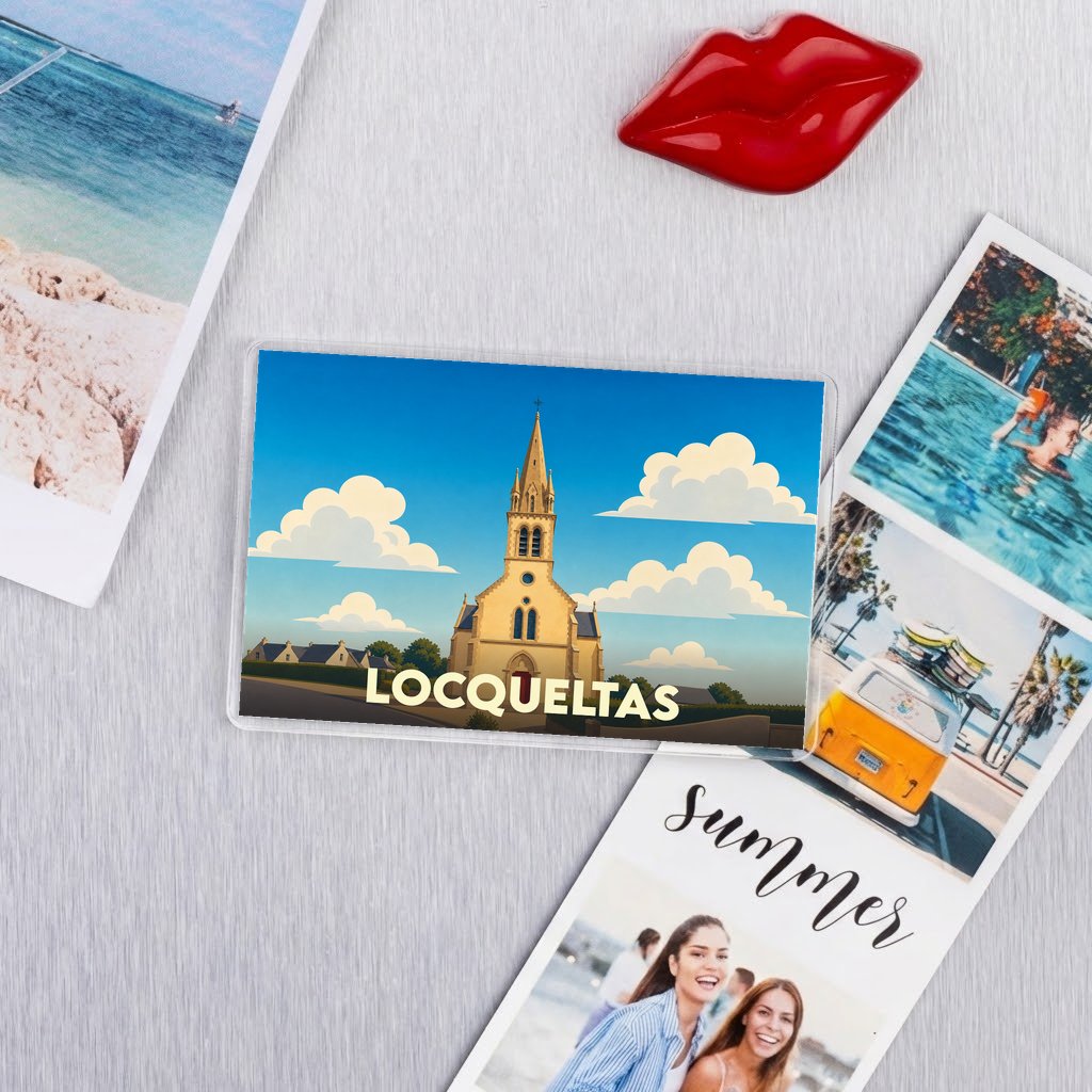 Magnet souvenir de la ville de Locqueltas avec une illustration stylisée de son église sous un ciel azur.