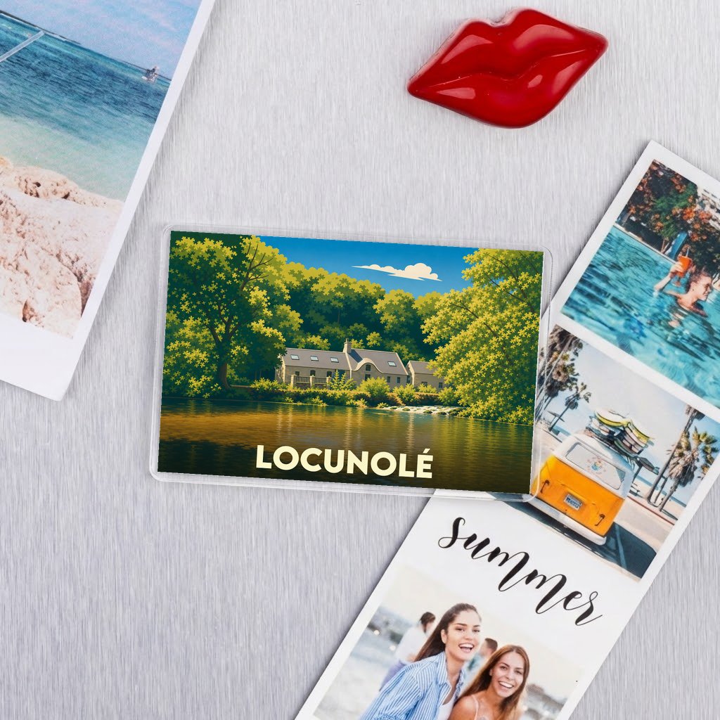 Magnat souvenir de la ville de Locunolé avec une illustration stylisée d'une maison au bord de l'eau.