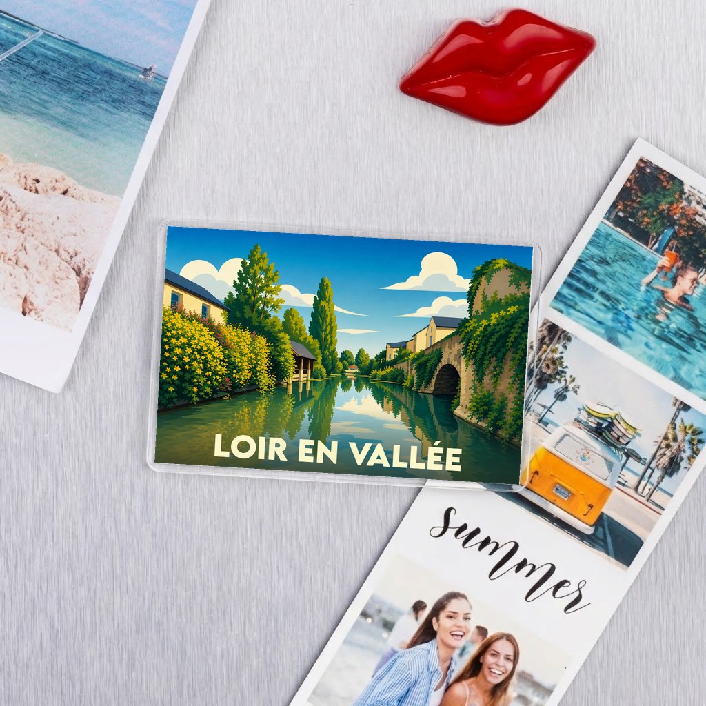 Magnet souvenir de Loir en Vallée avec une illustration stylisée d'un cours d'eau et d'un pont de pierre.