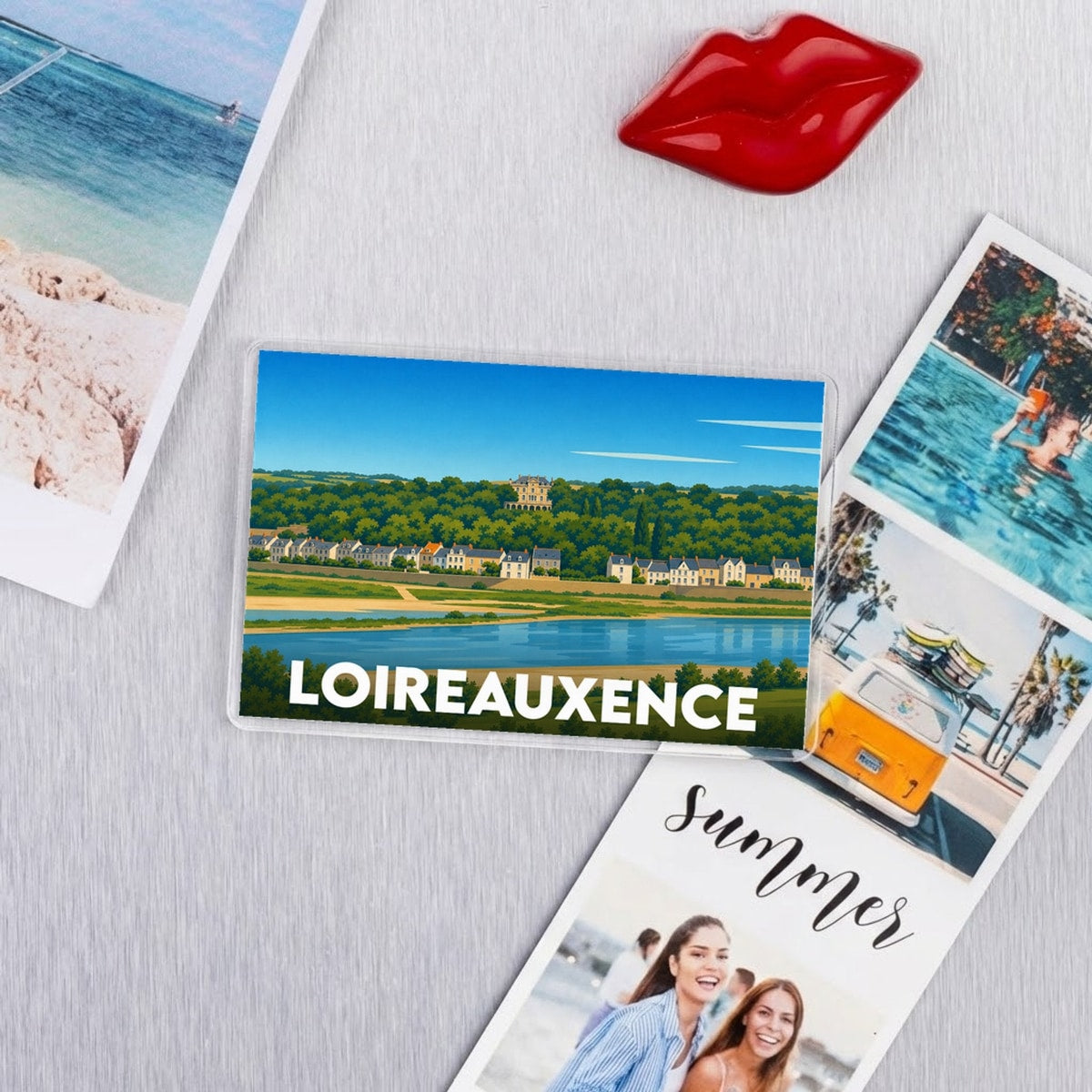 Magnet souvenir de la ville de Loireauxence avec une illustration stylisée d'un château sur une colline arborée.