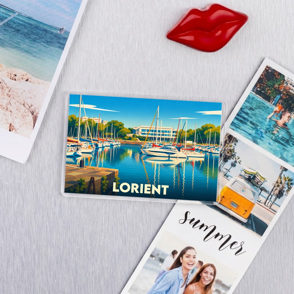 Magnet souvenir de la ville de Lorient avec une illustration stylisée de son port de plaisance.