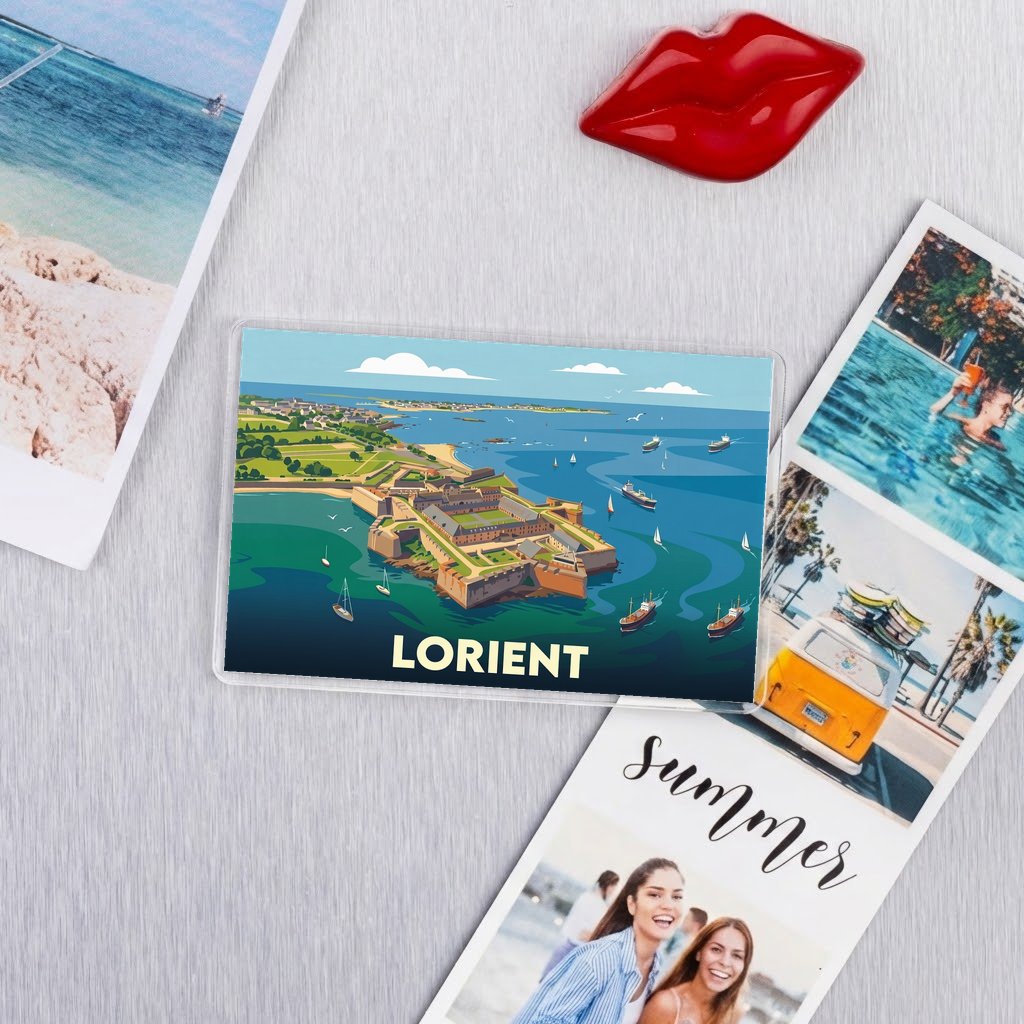 Magnet souvenir de la ville de Lorient avec une illustration stylisée de son paysage côtier.
