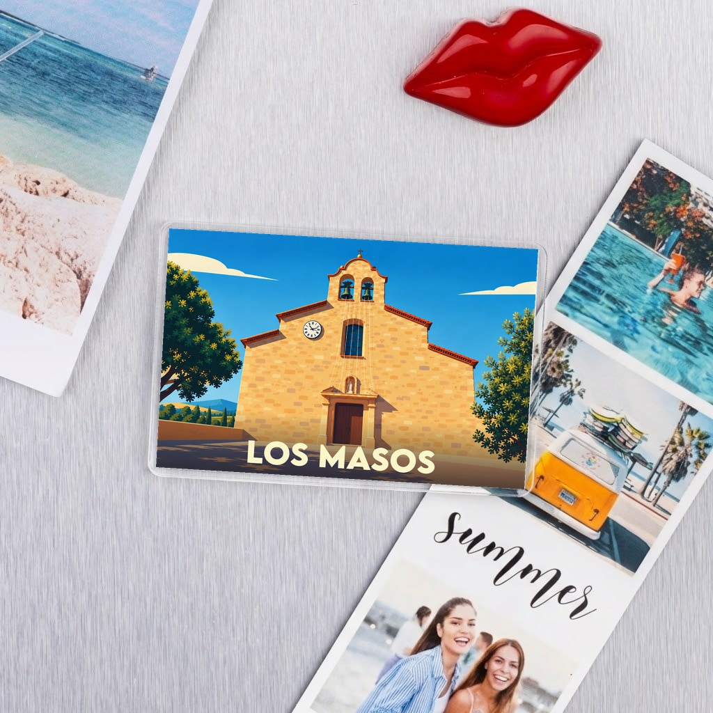 Magnet souvenir de la ville de Los Masos avec une illustration stylisée de son église.