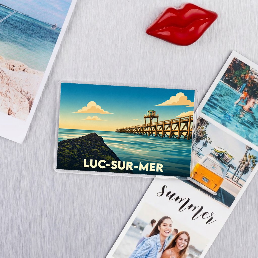 Magnet souvenir de la ville de Luc-sur-Mer avec une illustration stylisée de sa jetée emblématique.