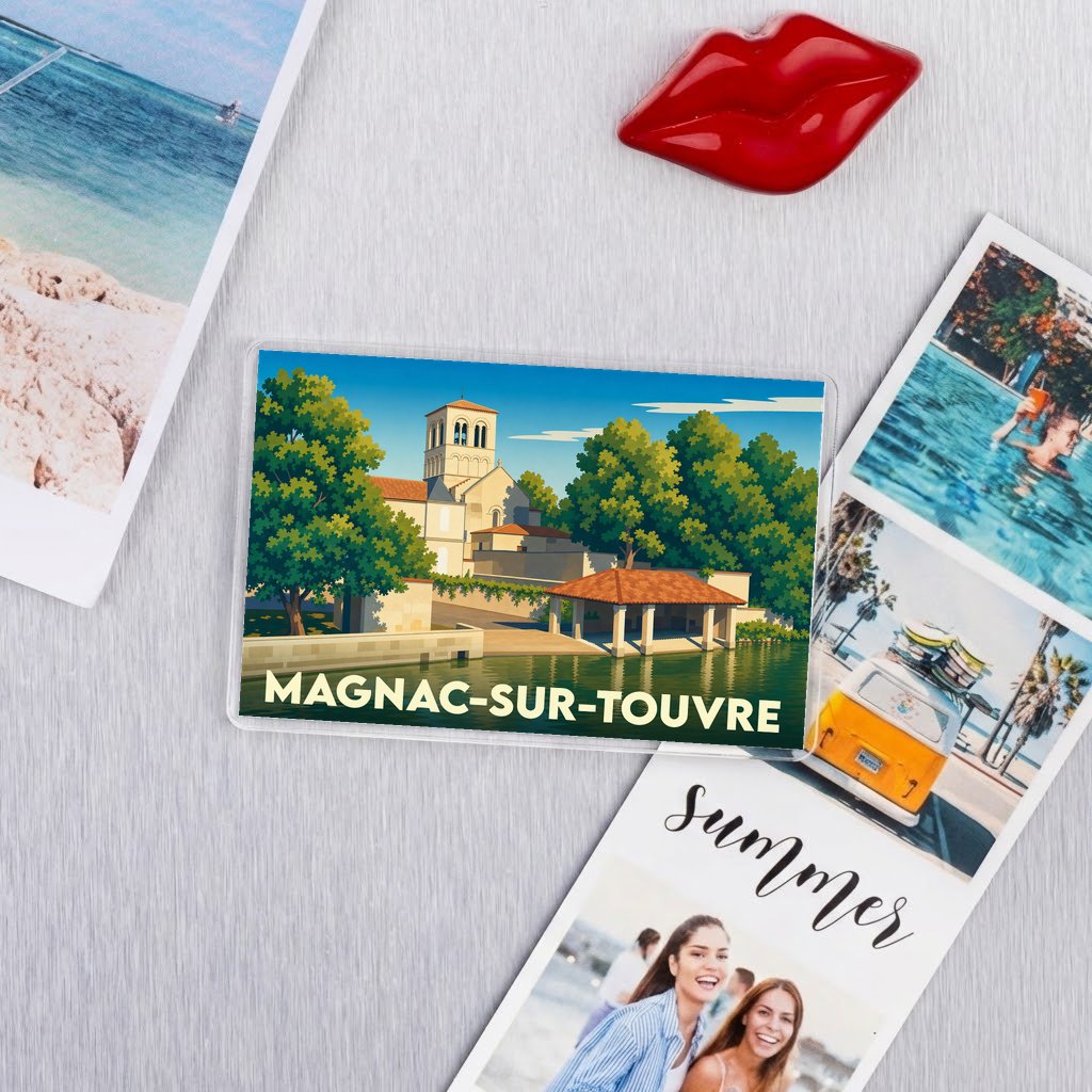 Magnet souvenir de la ville de Magnac-sur-Touvre avec une illustration stylisée d'un paysage fluvial.