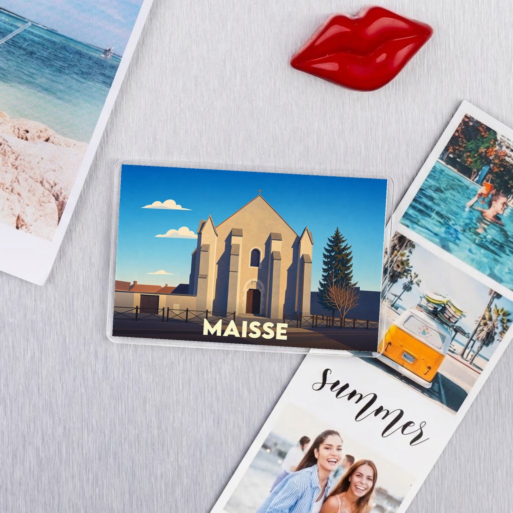 Magnet souvenir de la ville de Maisse avec une illustration stylisée de son église.
