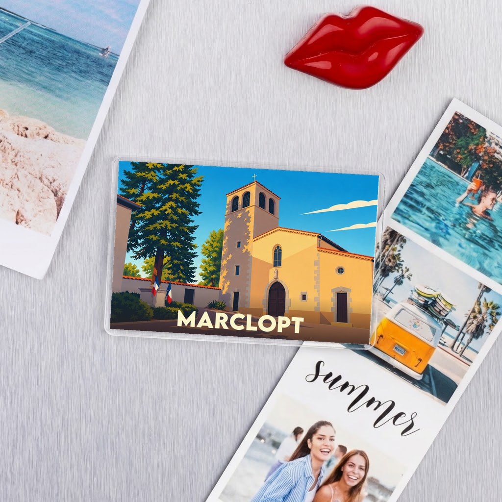 Magnet rectangulaire souvenir de la ville de Marclopt avec une illustration stylisée de son église.