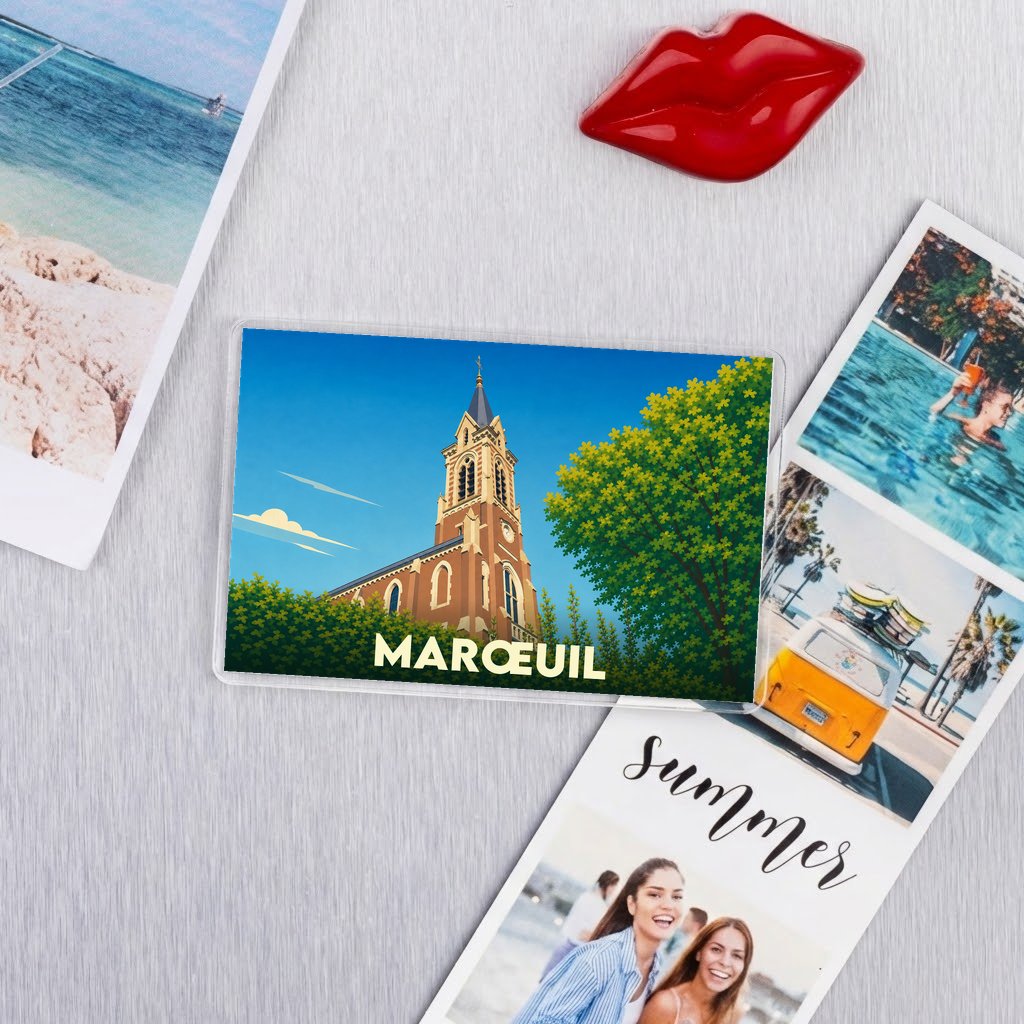 Magnet souvenir de la ville de Marœuil avec une illustration stylisée de son église.