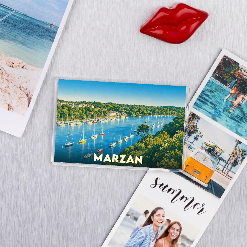 Magnet souvenir de la ville de Marzan avec une illustration stylisée d'un port de plaisance.