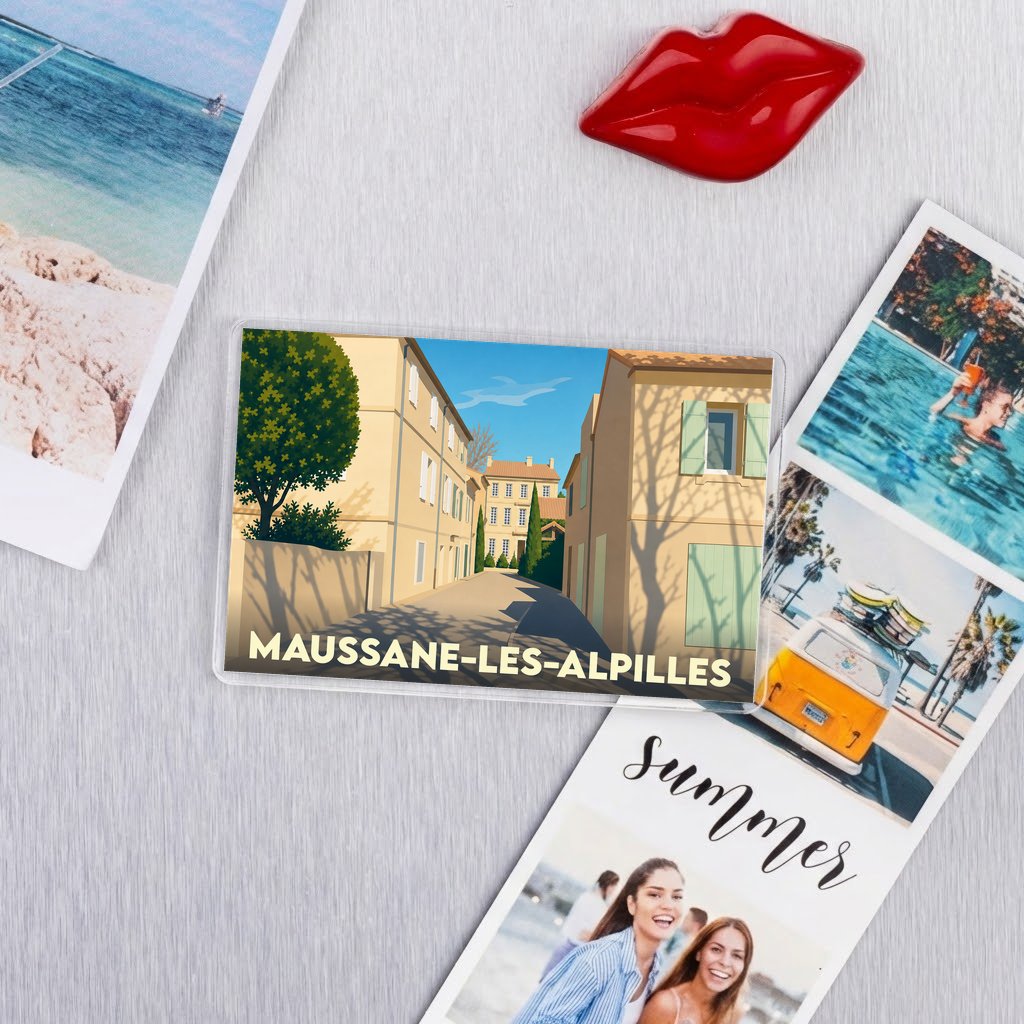 Magnet souvenir de la ville de Maussane-les-Alpilles avec une illustration stylisée d'une ruelle provençale.