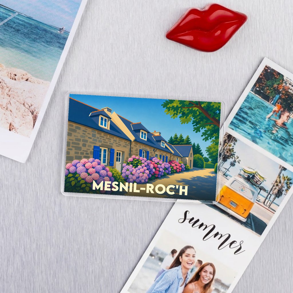 Magnet souvenir de la ville de Mesnil-Roc'h avec une illustration stylisée de maisons traditionnelles et d'hortensias.