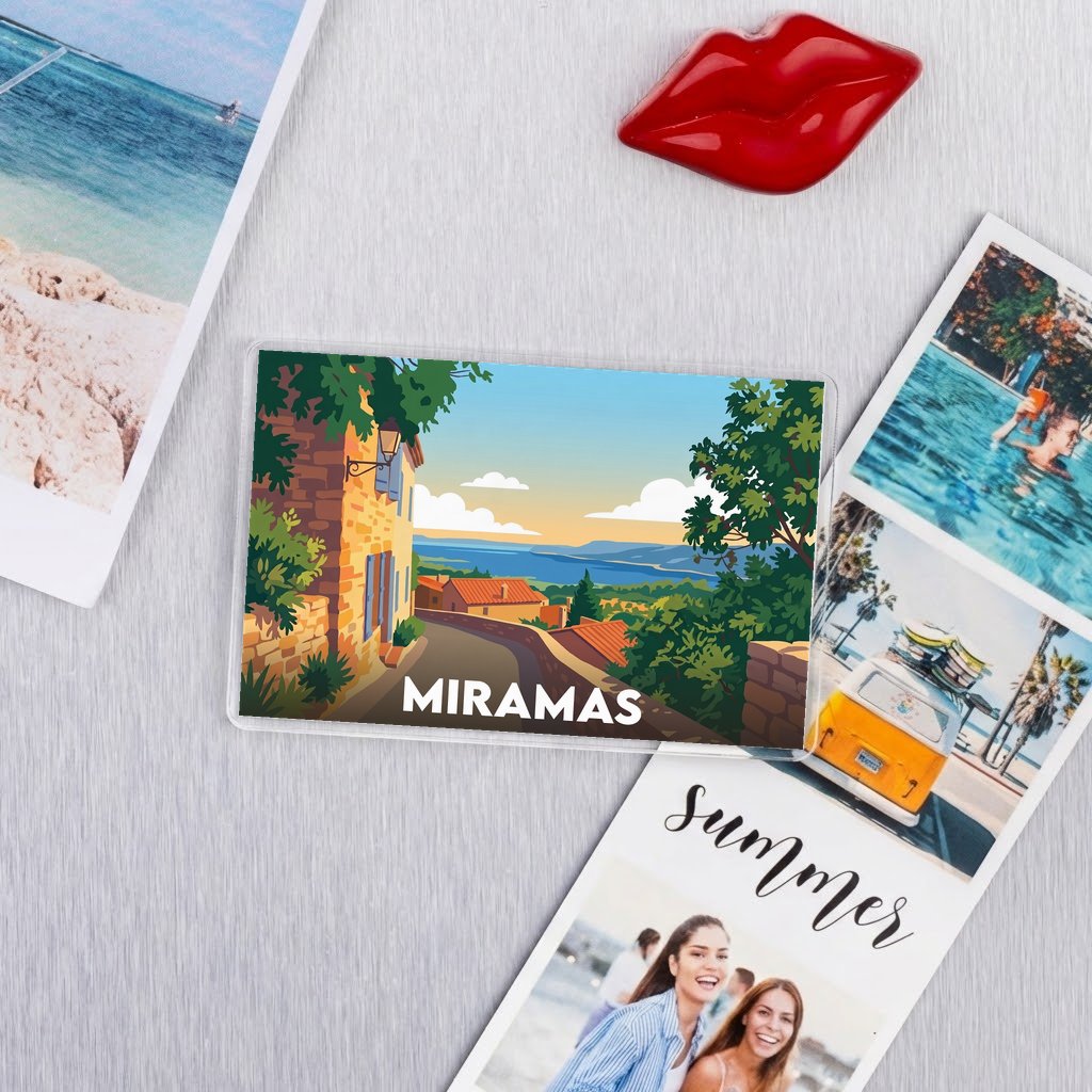 Magnet souvenir de la ville de Miramas avec une illustration stylisée de ses ruelles et du paysage.