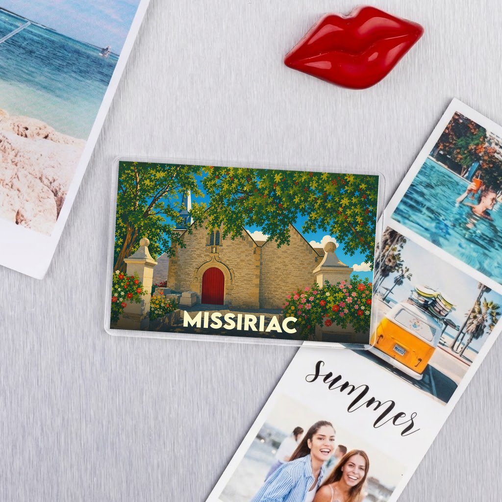 Magnet souvenir de la ville de Missiriac avec une illustration stylisée d'une église bretonne.