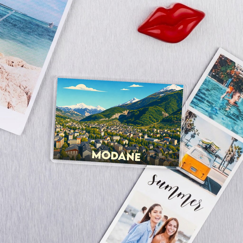 Magnet souvenir de la ville de Modane avec une illustration stylisée de ses montagnes et habitations.