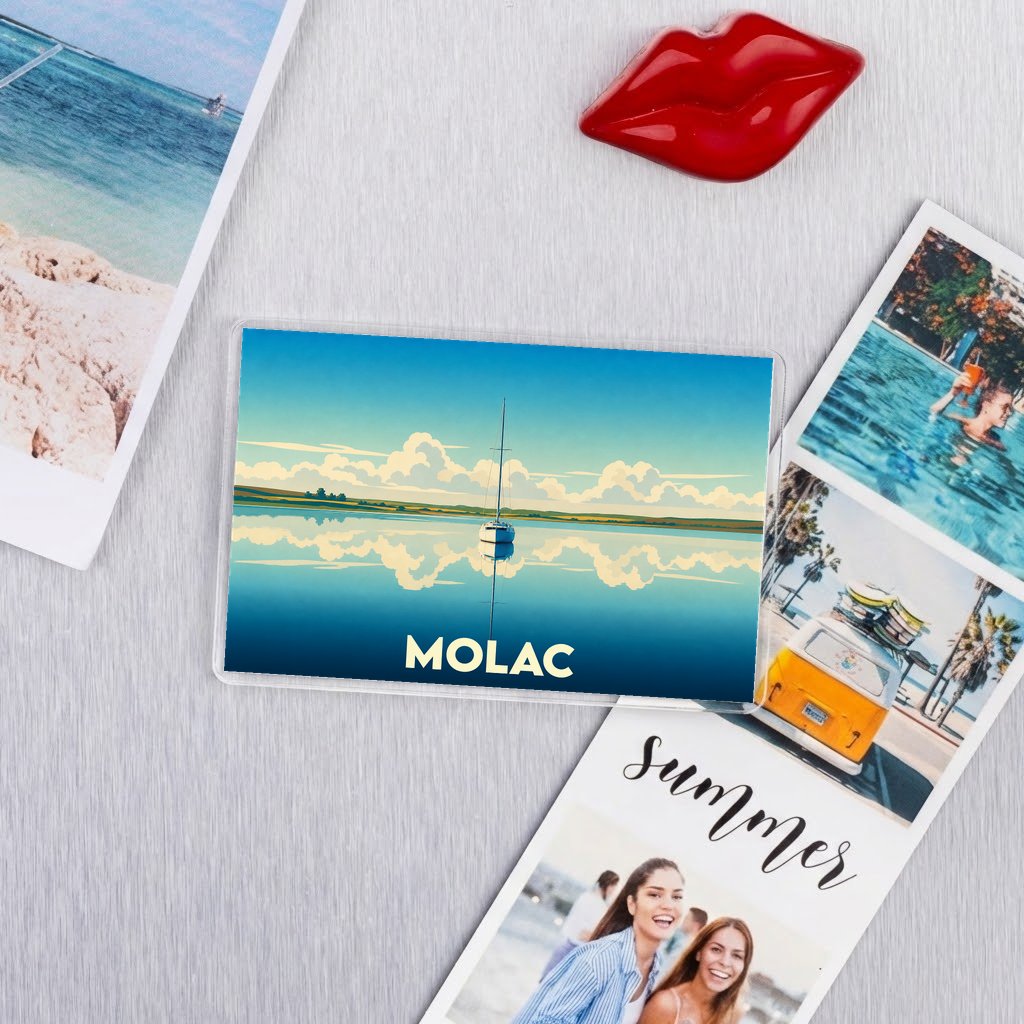 Magnet souvenir de la ville de Molac illustré par un voilier paisible sur l'eau.