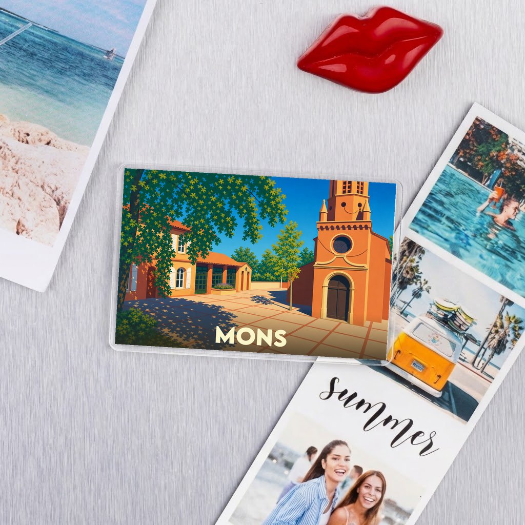 Magnet souvenir de la ville de Mons avec une illustration stylisée d'une place ensoleillée.